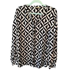 Dana Buchman (10) black / white pleated pattern button blouse